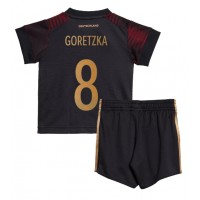 Deutschland Leon Goretzka #8 Fußballbekleidung Auswärtstrikot Kinder WM 2022 Kurzarm (+ kurze hosen)
